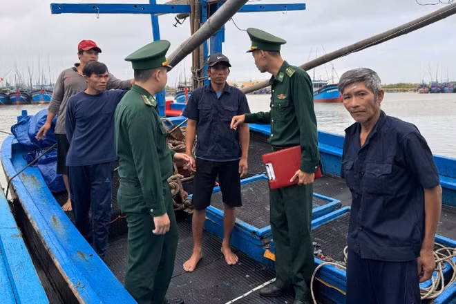 Lực lượng Đồn Biên phòng Tuy Hòa tiếp nhận 3 ngư dân vào cảng cá Đông Tác.