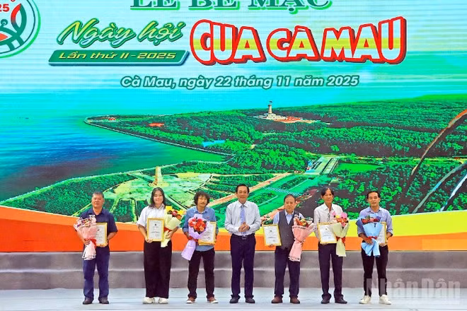 Đồng chí Hồ Việt Triều, Giám đốc Công an tỉnh Cà Mau trao thưởng cho các tác giả sáng tác Logo, Biểu tượng vui về con Cua và Slogan về chủ đề “Cua Cà Mau: Hương rừng-Vị biển”.