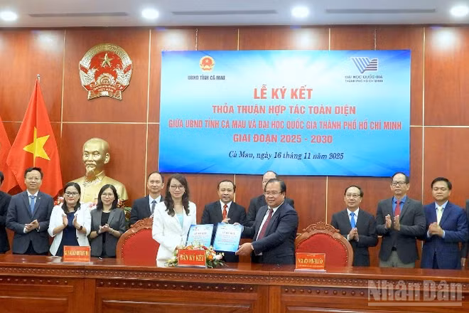 Đại diện lãnh đạo Ủy ban nhân dân tỉnh Cà Mau (bên phải) và Đại học Quốc gia Thành phố Hồ Chí Minh ký kết hợp tác vào sáng 16/11.