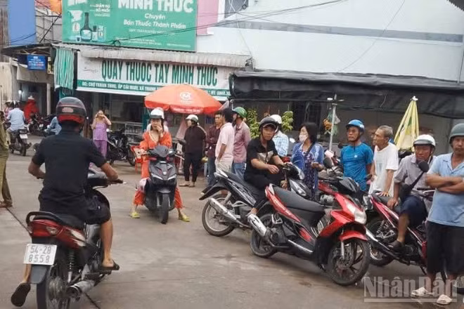 Người dân hiếu kỳ tụ tập gần hiện trường vụ án mạng tại ấp Cái Ngay, xã Thanh Tùng, tỉnh Cà Mau.