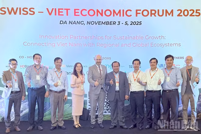 Đại sứ Thụy Sĩ tại Việt Nam Thomas Gass chụp ảnh lưu niệm với Phó Chủ tịch Ủy ban nhân dân tỉnh Cà Mau Nguyễn Minh Luân (thứ 5 từ phải qua) và thành viên Đoàn công tác tỉnh Cà Mau.