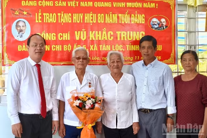 Bí thư Tỉnh ủy Cà Mau Nguyễn Hồ Hải (bìa trái) chụp hình lưu niệm cùng gia đình đảng viên cao niên Vũ Khắc Trung.