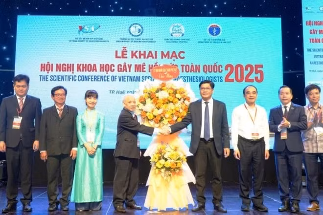 Lãnh đạo Ủy ban nhân dân thành phố Huế tặng hoa chúc mừng hội nghị.