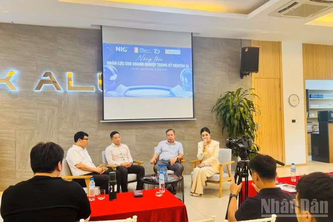 Các diễn giả trao đổi, chia sẻ tại sự kiện. (Ảnh: HNV)