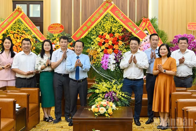 Đồng chí Quế Đình Nguyên, Ủy viên Ban Chấp hành Đảng bộ các cơ quan Đảng Trung ương, Phó Tổng Biên tập tiếp đoàn công tác thành phố Hà Nội do đồng chí Trần Thế Cương, Ủy viên Ban thường vụ thành ủy Hà Nội, Phó Chủ tịch thường trực Hội đồng nhân dân thành phố Hà Nội làm Trưởng đoàn. (Ảnh: THỦY NGUYÊN)