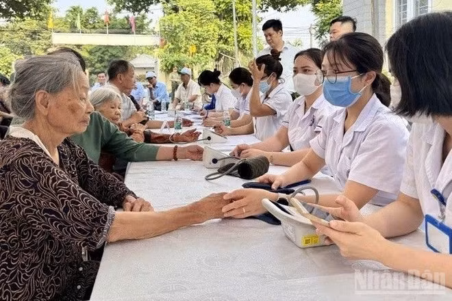 Thành phố Hà Nội làm tốt công tác khám, chữa bệnh cho người dân. (Ảnh: Báo Nhân Dân) 