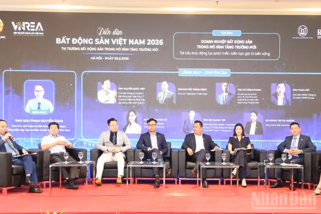 Các diễn giả trao đổi chuyên sâu tại tọa đàm cấp cao phiên 2 với chủ đề “Cơ chế, chính sách phát triển nhanh thị trường nhà ở cho thuê giá hợp lý: Động lực mới cho an sinh nhà ở và phát triển đô thị bền vững”. (Ảnh: HNV)