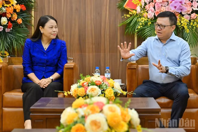 Đồng chí Lê Quốc Minh, Ủy viên Trung ương Đảng, Tổng Biên tập Báo Nhân Dân, Phó Trưởng ban Tuyên giáo và Dân vận Trung ương, Chủ tịch Hội Nhà báo Việt Nam tiếp đoàn công tác Văn phòng Trung ương Đảng do đồng chí Nguyễn Thị Thu Hà, Ủy viên Trung ương Đảng, Phó Chánh Văn phòng Thường trực Văn phòng Trung ương Đảng kiêm Bí thư Đảng ủy cơ quan làm Trưởng đoàn.