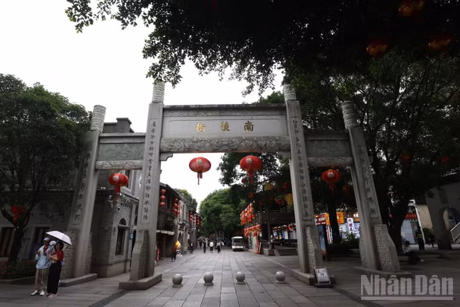 Cổng chào bằng đá uy nghiêm dẫn vào Nam Hậu Nhai - trục đường xương sống sầm uất nhất của di sản Tam Phường Thất Hạng, nơi phân định ranh giới giữa ba hẻm (phía tây) và bảy ngõ (phía đông).