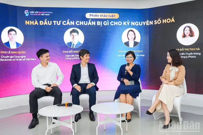 (Từ trái qua phải): ông Lê Anh Quốc, ông Đỗ Anh Tuấn, bà Khuất Bích Thủy và bà Đỗ Thị Thu Hà tham gia thảo luận về những yếu tố nhà đầu tư cần chuẩn bị cho kỷ nguyên số hóa. (Ảnh: HNV)