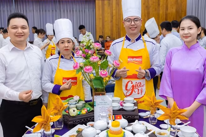 Các đội thi vào bếp chế biến món ăn tại thi năm nay.