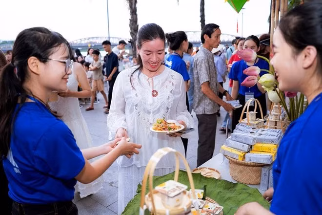 Lễ hội Ẩm thực chay - Festival Huế 2026 thu hút hơn 5.000 lượt khách là đông đảo người dân và du khách đến Huế tham gia.