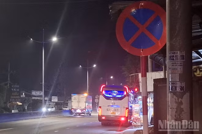 Nhà xe Tân Lập Thành dừng, đỗ tại khu vực cấm ở điểm trung chuyển thuộc xã Tam Hiệp (tỉnh Đồng Tháp). (Ảnh: NGUYỄN SỰ)