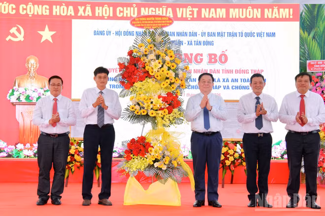 Đại tướng Nguyễn Trọng Nghĩa (thứ 3 từ phải sang) chúc mừng 2 xã Gia Thuận và Tân Đông (tỉnh Đồng Tháp) là xã An toàn khu. (Ảnh: NGUYỄN SỰ)