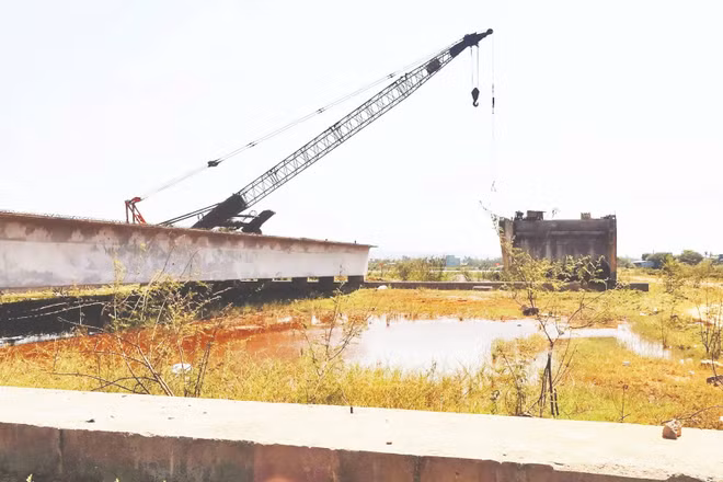Dự án cầu Tam Tiến và đường dẫn ở xã Tam Xuân, thành phố Đà Nẵng dừng thi công, bỏ hoang trong thời gian dài. (Ảnh: LÊ ANH QUÂN)