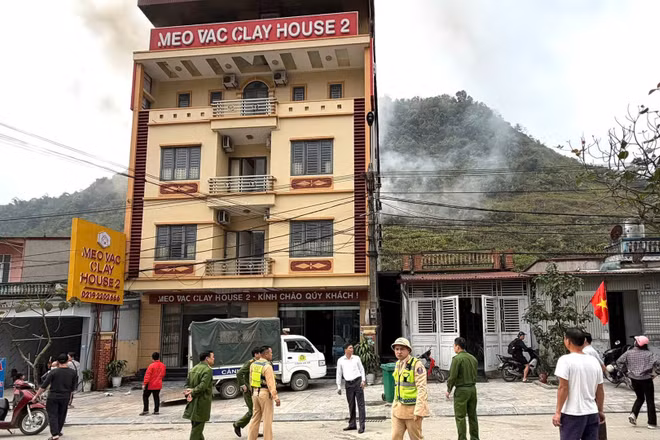 Kịp thời di chuyển khoảng gần 100 khách du lịch ra khỏi khách sạn bị cháy tại xã Mèo Vạc.
