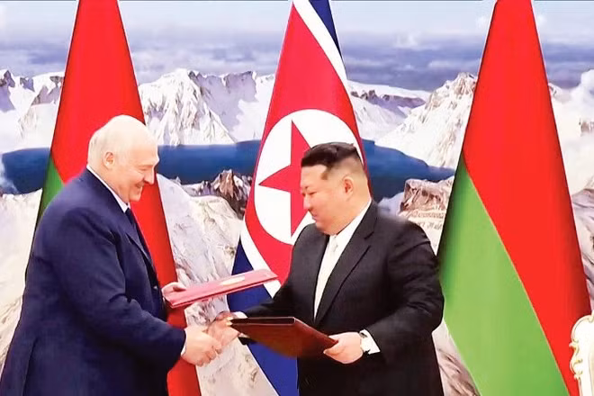 Hai nhà lãnh đạo Belarus và Triều Tiên trao đổi văn kiện hợp tác giữa hai nước.