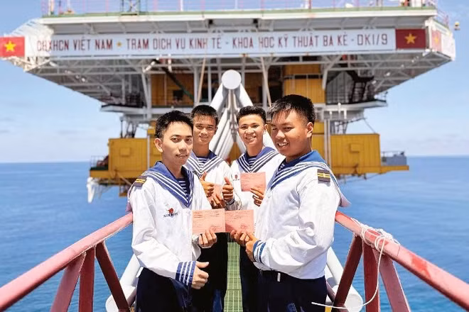Niềm vui của những chiến sĩ của nhà giàn DK1/9 lần đầu tham gia bầu cử đại biểu Quốc hội và đại biểu Hội đồng nhân dân các cấp.