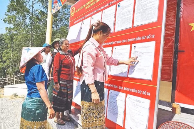 Đồng bào dân tộc thiểu số ở phía bắc tỉnh Quảng Trị đọc thông tin các ứng cử viên. (Ảnh: HƯƠNG GIANG)