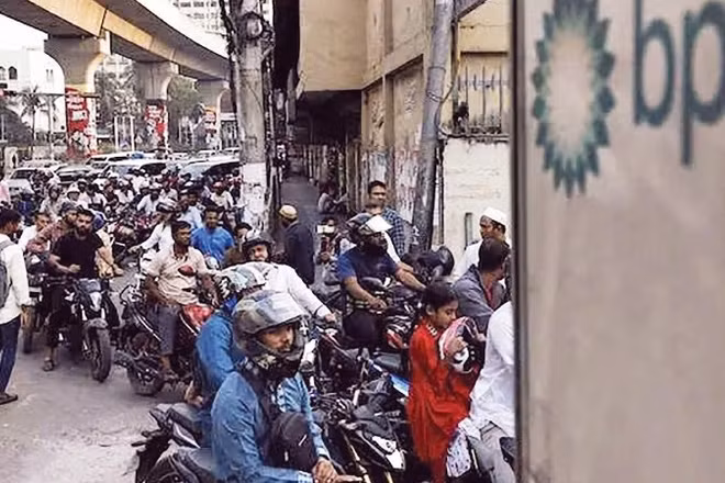 Người dân Bangladesh xếp hàng mua xăng do lo ngại giá tăng mạnh.