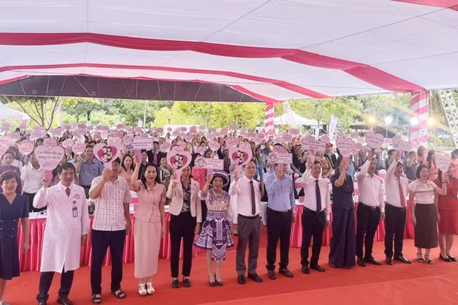 Lãnh đạo Bộ Y tế, Ủy ban nhân dân, Hội đồng nhân dân tỉnh Lào Cai và các đại biểu tham gia Lễ phát động Tuần lễ làm mẹ an toàn năm 2025. (Ảnh: Trung Tuyến)