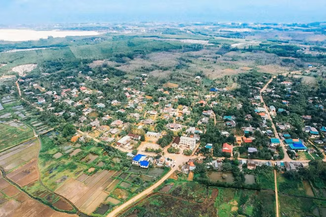 Xã Vĩnh Hoàng có vị trí chiến lược quan trọng nằm về phía đông bắc của huyện Vĩnh Linh cũ, vừa có biển vừa có rừng.