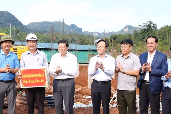 Chủ tịch Ủy ban nhân dân tỉnh Quảng Trị Lê Hồng Vinh (thứ 5 bên phải sang) thăm động viên đơn vị thi công dự án Trường nội trú tiểu học và trung học cơ sở Thượng Trạch. 
