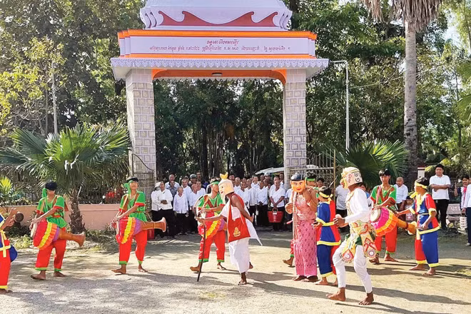 Biểu diễn múa trống Chhay-dăm - một loại hình nghệ thuật dân gian đặc sắc của người Khmer tại An Giang, một điểm nhấn thu hút khách du lịch tìm đến nơi đây. (Ảnh: PHONG ĐIỆP)