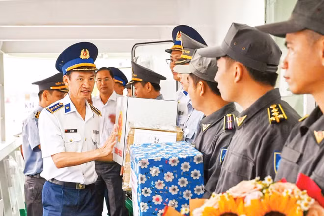 Đại diện Vùng Cảnh sát biển 3 động viên các lực lượng bầu cử sớm và thực hiện nhiệm vụ trên biển. (Ảnh ĐVCC)