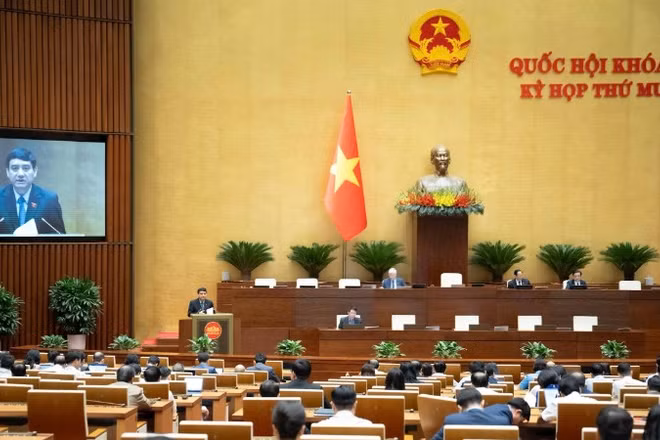 Chủ nhiệm Ủy ban Văn hóa và Xã hội của Quốc hội Nguyễn Đắc Vinh trình bày Báo cáo thẩm tra dự thảo Nghị quyết trước Quốc hội. (Nguồn QUOCHOI.VN)