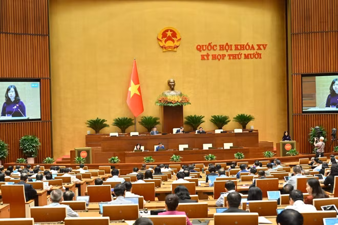 Bộ trưởng Y tế Đào Hồng Lan trình bày Tờ trình Dự thảo Nghị quyết của Quốc hội. (Nguồn QUOCHOI.VN)