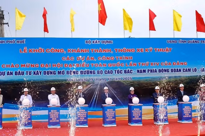 Các đại biểu thực hiện nghi thức khởi công Dự án dầu tư mở rộng cao tốc Cam Lộ-La Sơn.