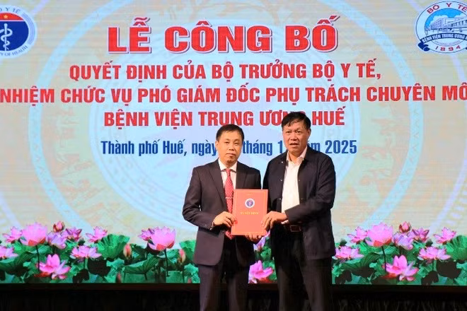 Thứ trưởng Y tế Đỗ Xuân Tuyên trao quyết định cho Tiến sĩ, Bác sĩ Hồ Văn Linh.