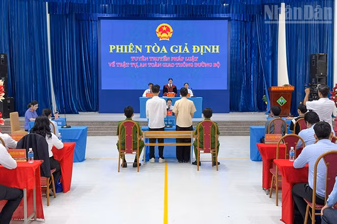 Phiên tòa giả định do các em sinh viên thực hiện. 