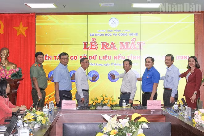 Lãnh đạo các sở, ban, ngành bấm nút ra mắt Nền tảng cơ sở dữ liệu nền GIS.