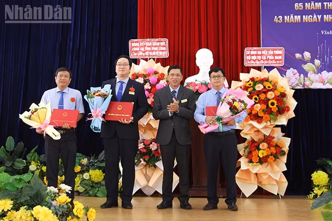 Trao quyết định công nhận 3 Phó Giáo sư. 