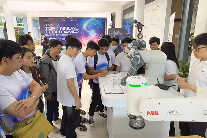 Trải nghiệm các ứng dụng công nghệ số tại ngày hội. 