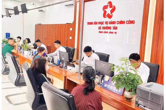 Hỗ trợ người dân làm thủ tục tại Trung tâm phục vụ hành chính công xã Trường Tân (thành phố Hải Phòng). 