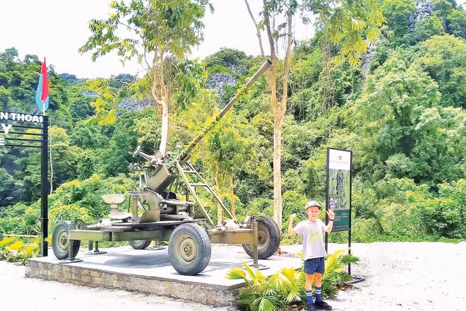 Khu du lịch sinh thái “Đường Trường Sơn huyền thoại - Hang Chỉ Huy” trên đường 20 Quyết thắng.