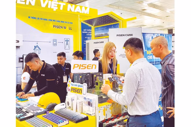 Nhiều sản phẩm, giải pháp chuyển dịch năng lượng được doanh nghiệp giới thiệu tại Hội chợ triển lãm quốc tế Công nghệ năng lượng-môi trường Hà Nội năm 2026. 