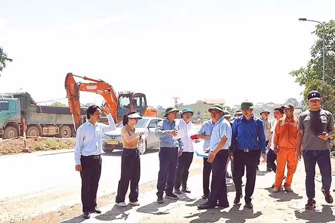 Thường trực Đảng ủy xã Phú Nghĩa kiểm tra thực địa công tác giải phóng mặt bằng Dự án cải tạo, nâng cấp Quốc lộ 6 đoạn Ba La - Xuân Mai qua địa bàn xã. 