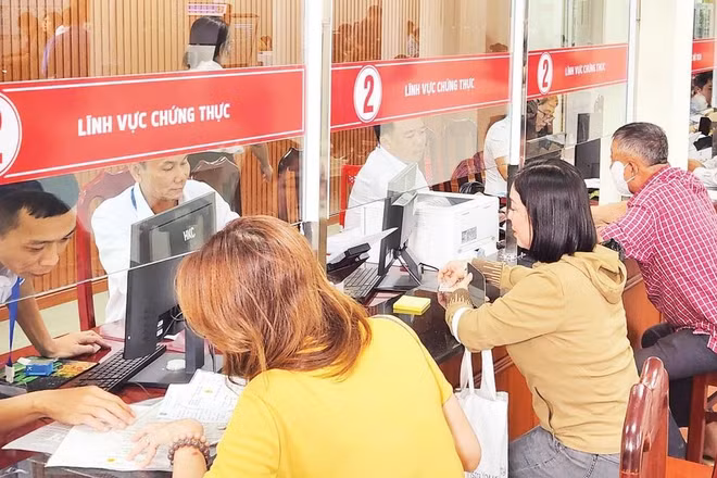 Viên chức Trung tâm Phục vụ hành chính công phường Rạch Giá hướng dẫn người dân thực hiện thủ tục hành chính.