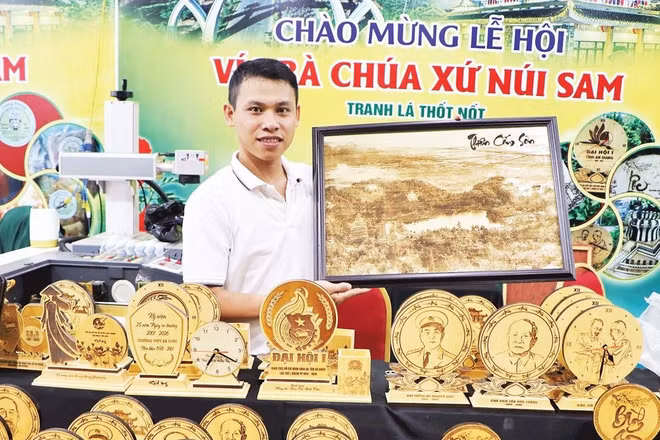 Những gỗ lá đơn sơ được anh Vũ Linh khéo léo tạo thành sản phẩm thủ công mỹ nghệ.