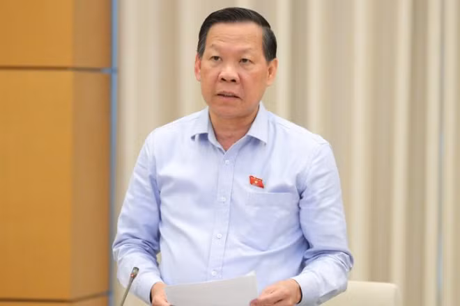Chủ nhiệm Ủy ban Kinh tế và Tài chính Phan Văn Mãi trình bày báo cáo thẩm tra dự án Luật. (Ảnh: DUY LINH)