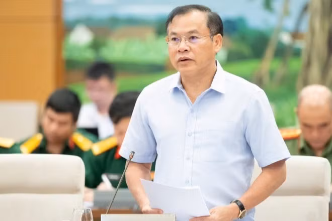 Thứ trưởng Công an Nguyễn Văn Long trình bày tờ trình dự án Luật An ninh mạng.