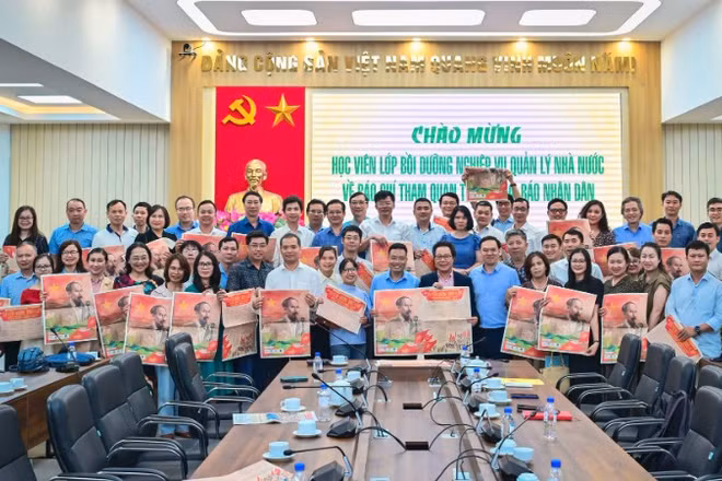 Tham quan, trao đổi kinh nghiệm chuyển đổi số tại Báo Nhân Dân