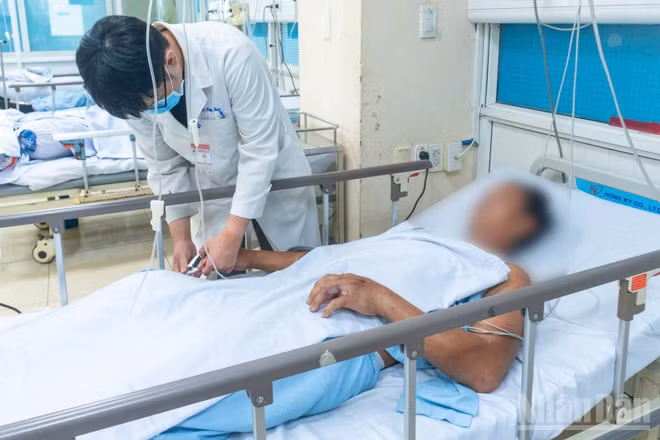 Bác sĩ Bệnh viện Quân y 120 theo dõi và điều trị cho ông T. (Ảnh: Bệnh viện cung cấp)
