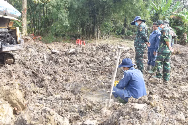Đội K91 tìm kiếm, quy tập hài cốt liệt sĩ trong vườn sầu riêng ở ấp Bình Hòa, xã Ngũ Hiệp, tỉnh Đồng Tháp.