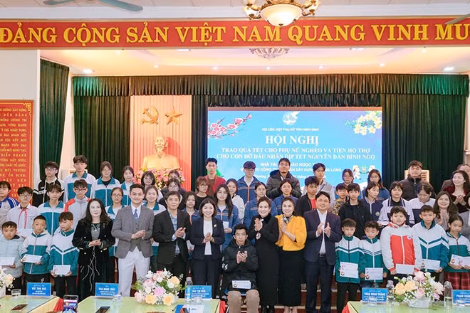Chị Đào Ngọc Thủy cùng các thành viên trong gia đình, lãnh đạo Hội phụ nữ tỉnh Ninh Bình, lãnh đạo phường Nam Định trao các phần quà Tết cho các con do chị đỡ đầu.