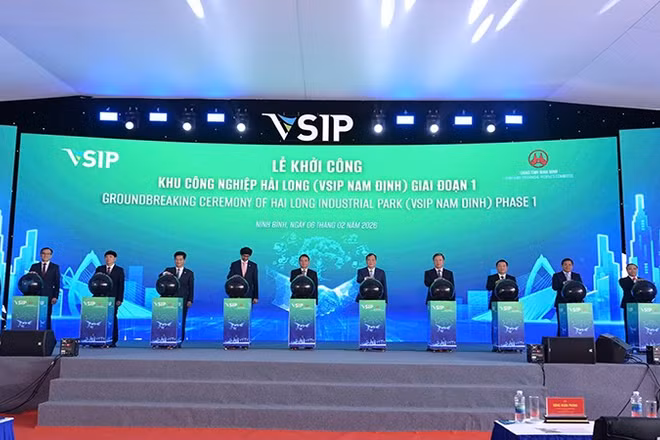Các đại biểu thực hiện nghi thức bấm nút khởi công Khu công nghiệp Hải Long giai đoạn 1.